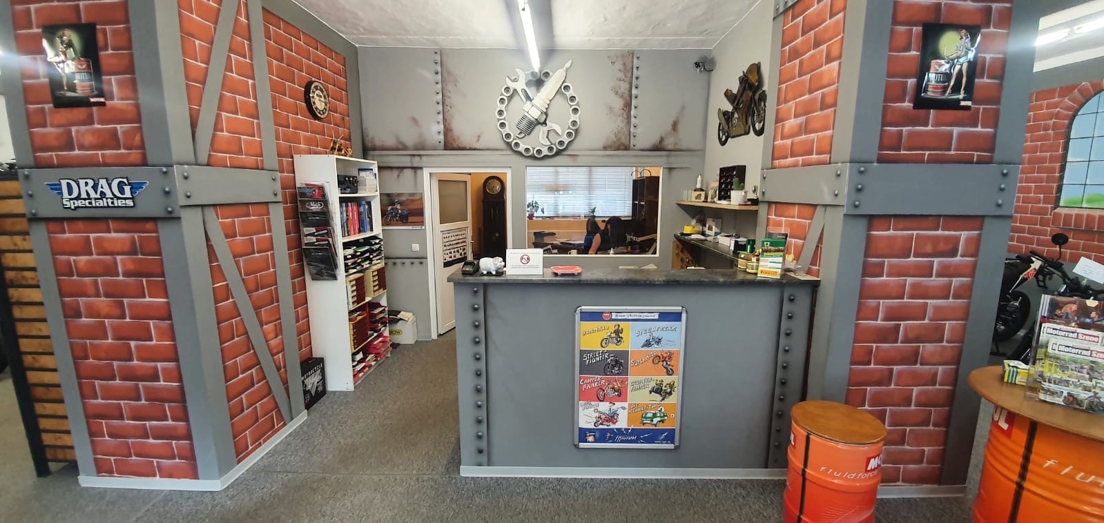 Motorradhalle Tresen